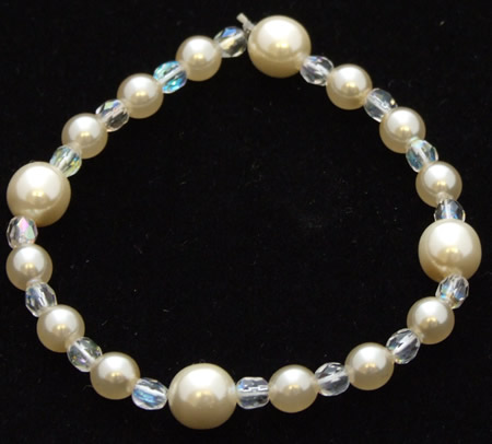 Pearl and crystal bracelet on elastic