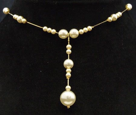 Pearl necklace with fine gold wire